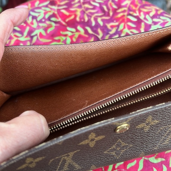 Louis Vuitton Monogram Sarah Wallet - Picture 15 of 17